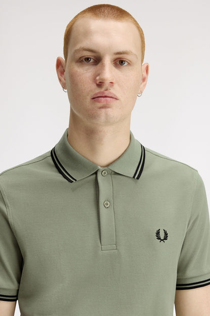 POLO RIBETE CON DOS FRANJAS - VERDE CLARO - FRED PERRY | M3600 S23