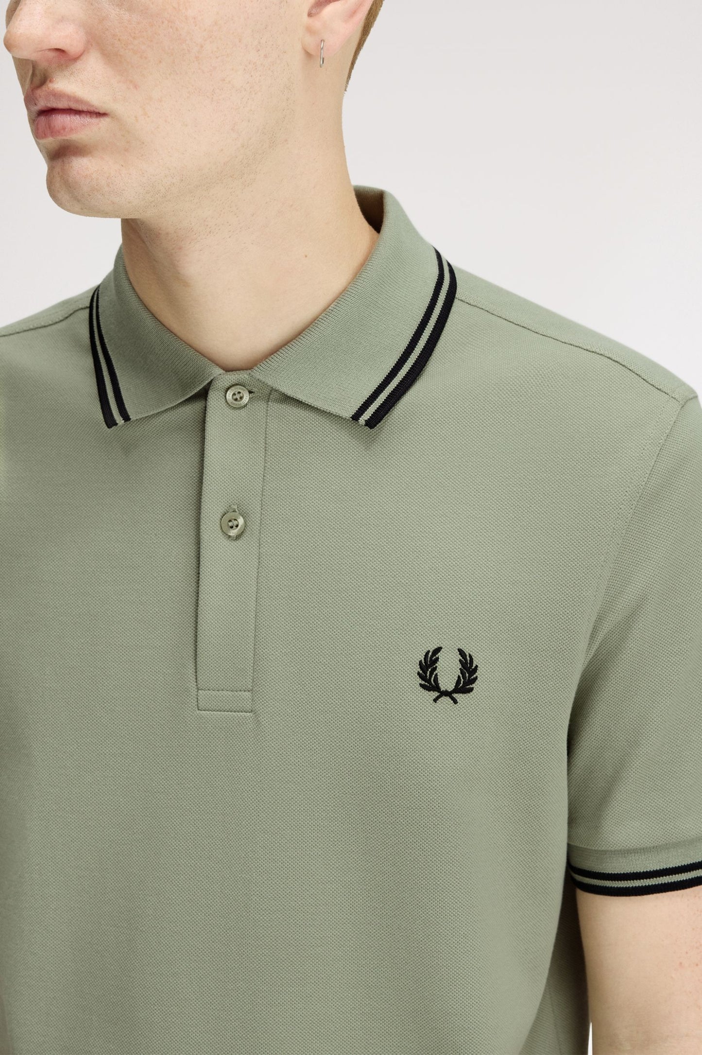 POLO RIBETE CON DOS FRANJAS - VERDE CLARO - FRED PERRY | M3600 S23