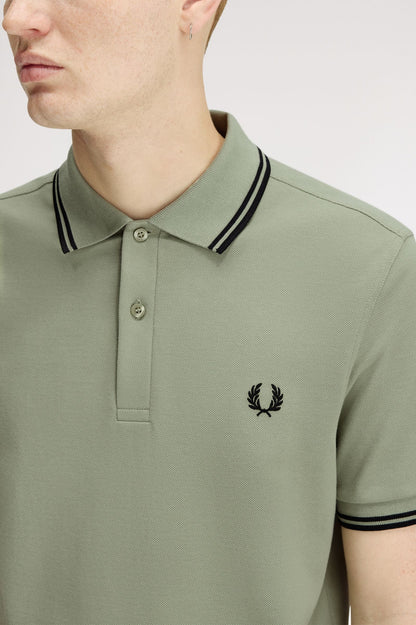 POLO RIBETE CON DOS FRANJAS - VERDE CLARO - FRED PERRY | M3600 S23
