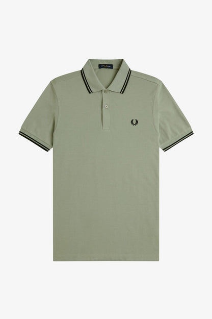 POLO RIBETE CON DOS FRANJAS - VERDE CLARO - FRED PERRY | M3600 S23