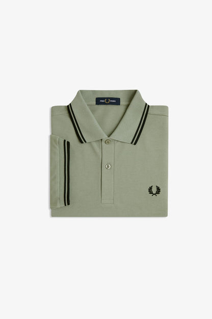 POLO RIBETE CON DOS FRANJAS - VERDE CLARO - FRED PERRY | M3600 S23