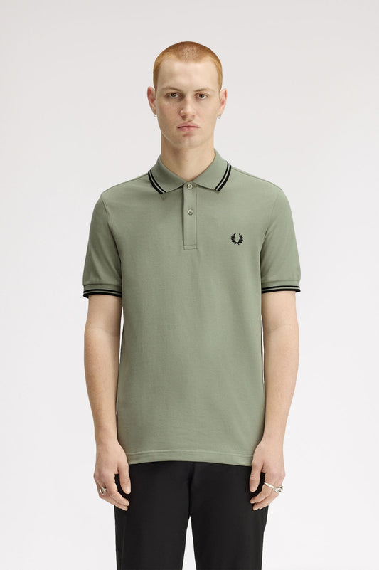 POLO RIBETE CON DOS FRANJAS - VERDE CLARO - FRED PERRY | M3600 S23