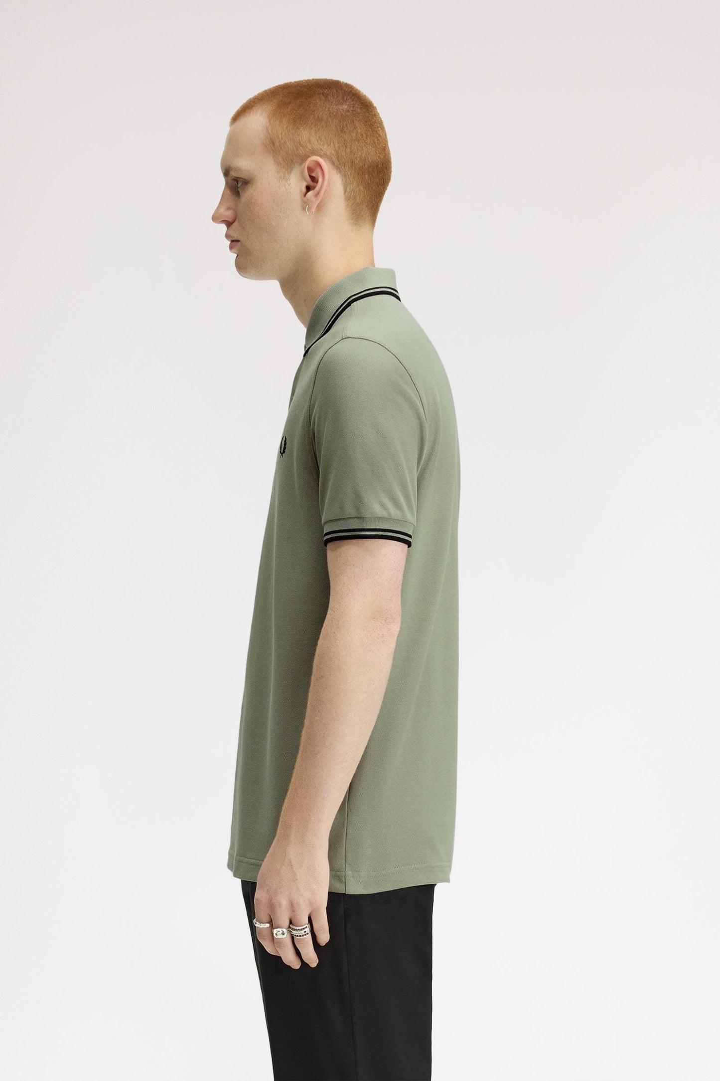 POLO RIBETE CON DOS FRANJAS - VERDE CLARO - FRED PERRY | M3600 S23