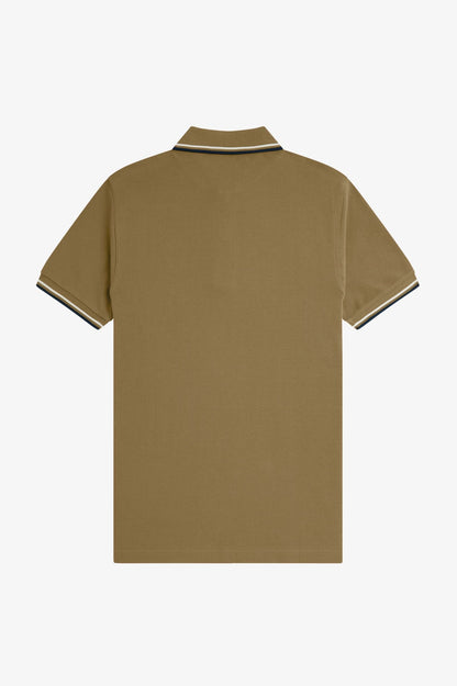 POLO RIBETE CON DOS FRANJAS - MARRÓN - FRED PERRY | M3600 Z60