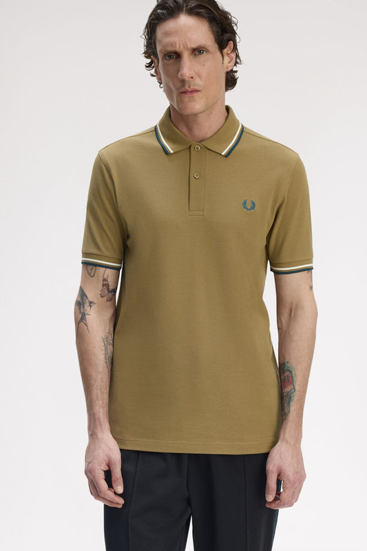 POLO RIBETE CON DOS FRANJAS - MARRÓN - FRED PERRY | M3600 Z60