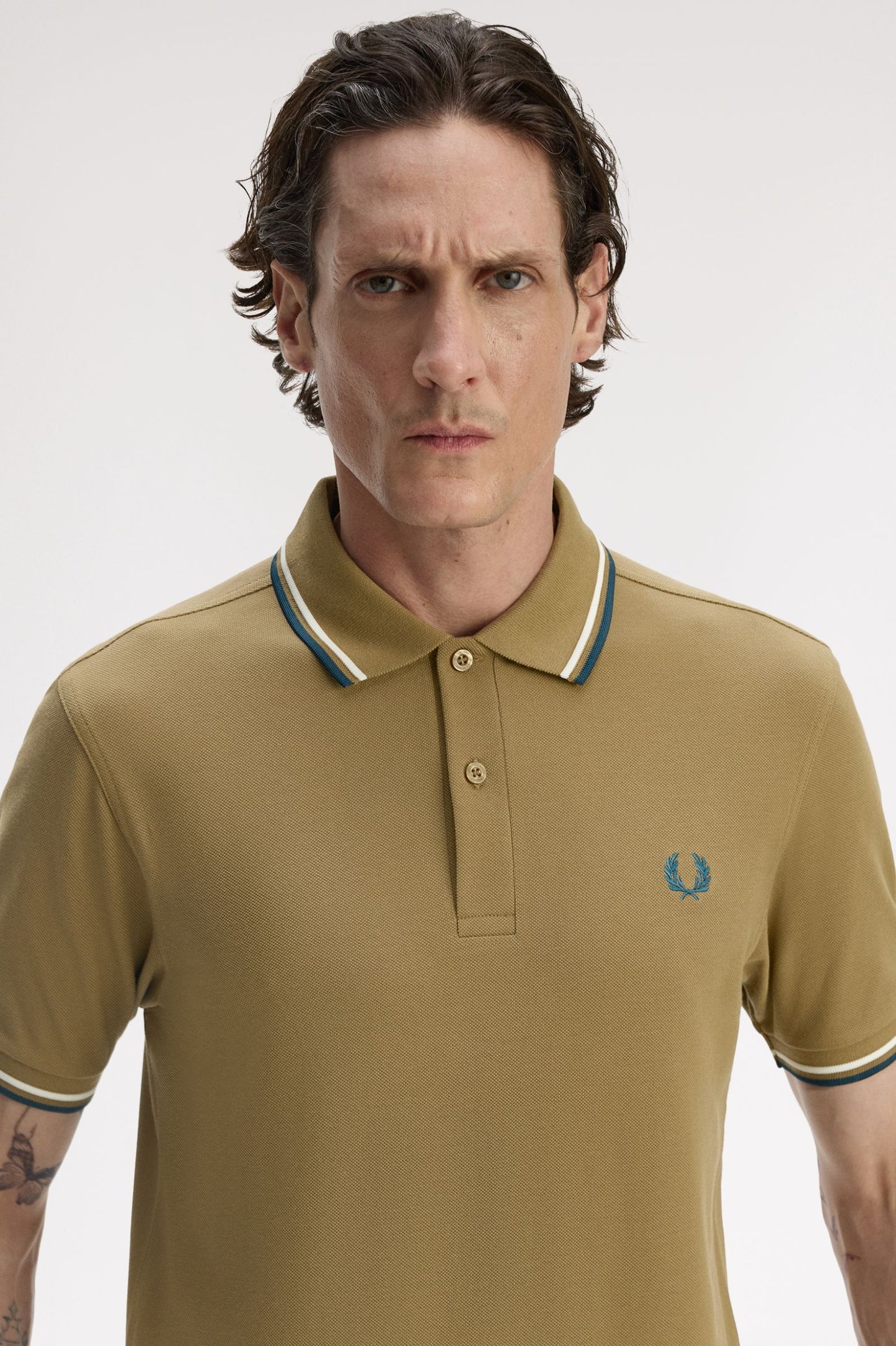 POLO RIBETE CON DOS FRANJAS - MARRÓN - FRED PERRY | M3600 Z60