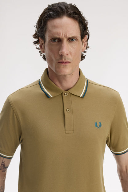POLO RIBETE CON DOS FRANJAS - MARRÓN - FRED PERRY | M3600 Z60