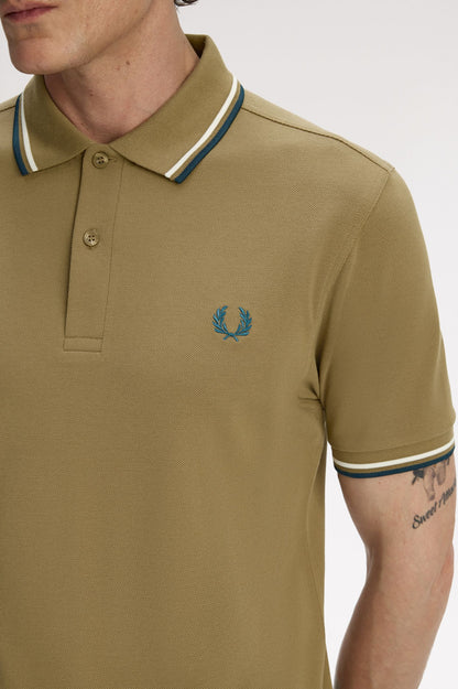 POLO RIBETE CON DOS FRANJAS - MARRÓN - FRED PERRY | M3600 Z60