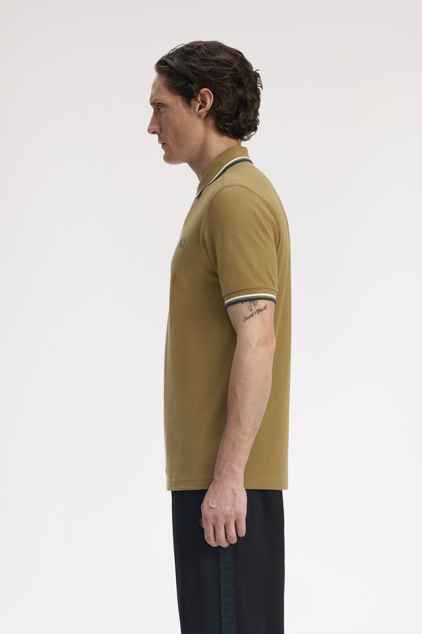 POLO RIBETE CON DOS FRANJAS - MARRÓN - FRED PERRY | M3600 Z60