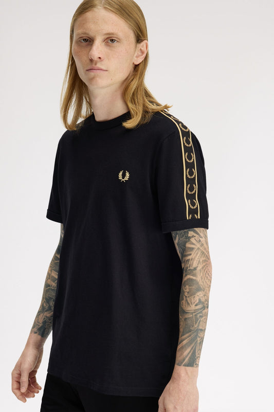 CAMISETA TAPE RINGER - NEGRO - FRED PERRY | M4613 90A