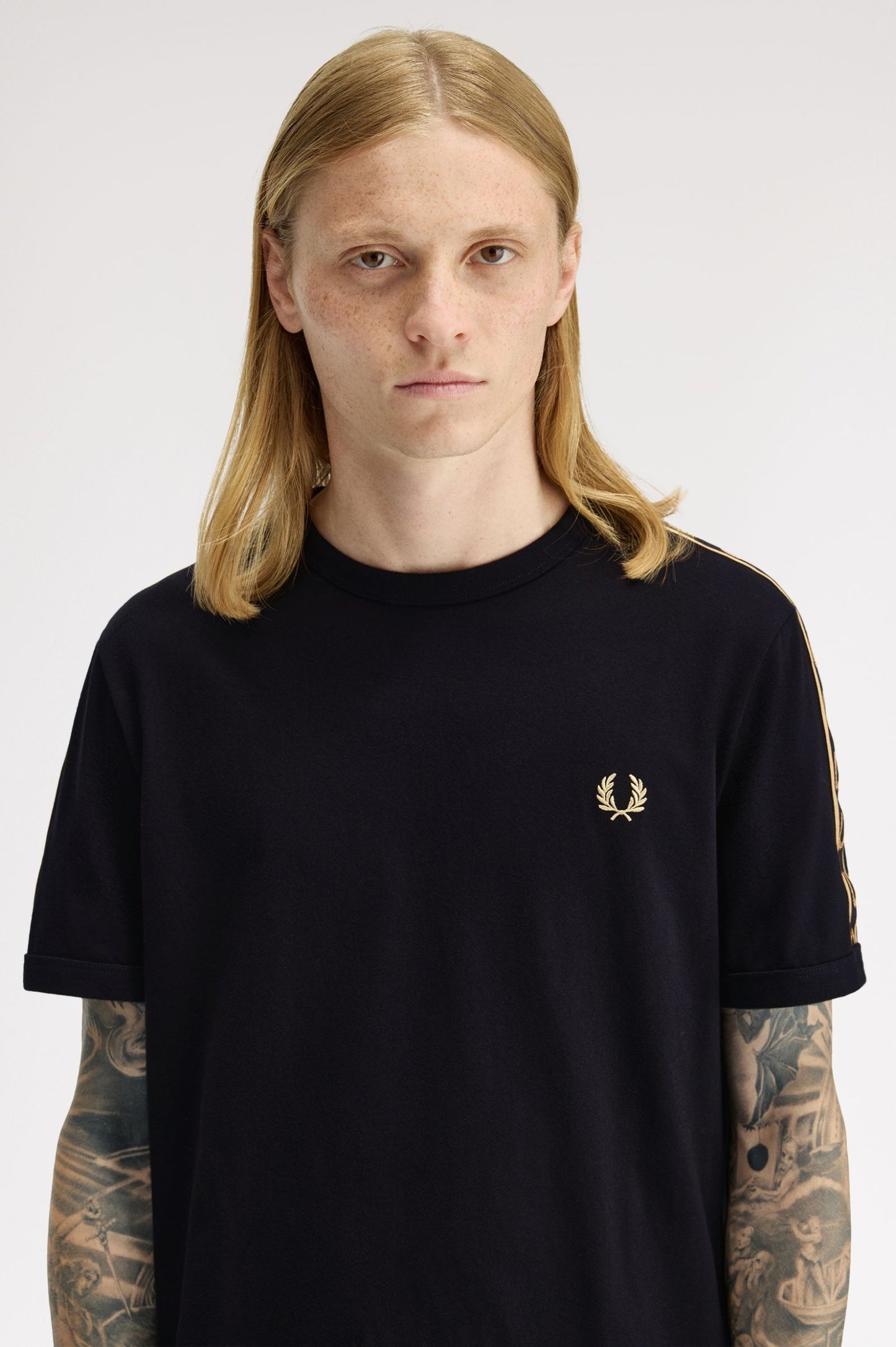CAMISETA TAPE RINGER - NEGRO - FRED PERRY | M4613 90A