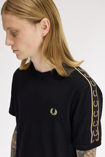 CAMISETA TAPE RINGER - NEGRO - FRED PERRY | M4613 90A