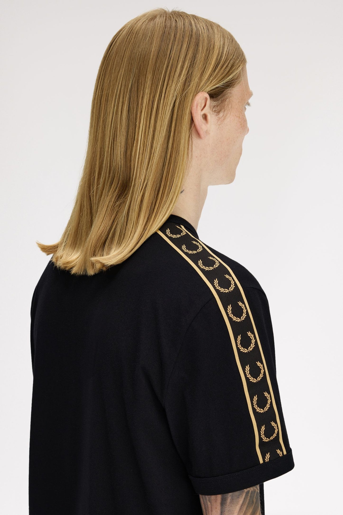 CAMISETA TAPE RINGER - NEGRO - FRED PERRY | M4613 90A