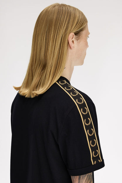 CAMISETA TAPE RINGER - NEGRO - FRED PERRY | M4613 90A