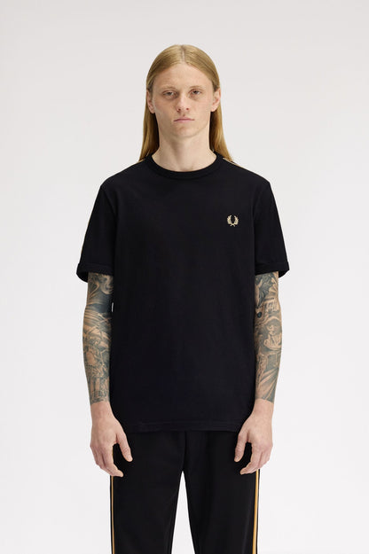 CAMISETA TAPE RINGER - NEGRO - FRED PERRY | M4613 90A