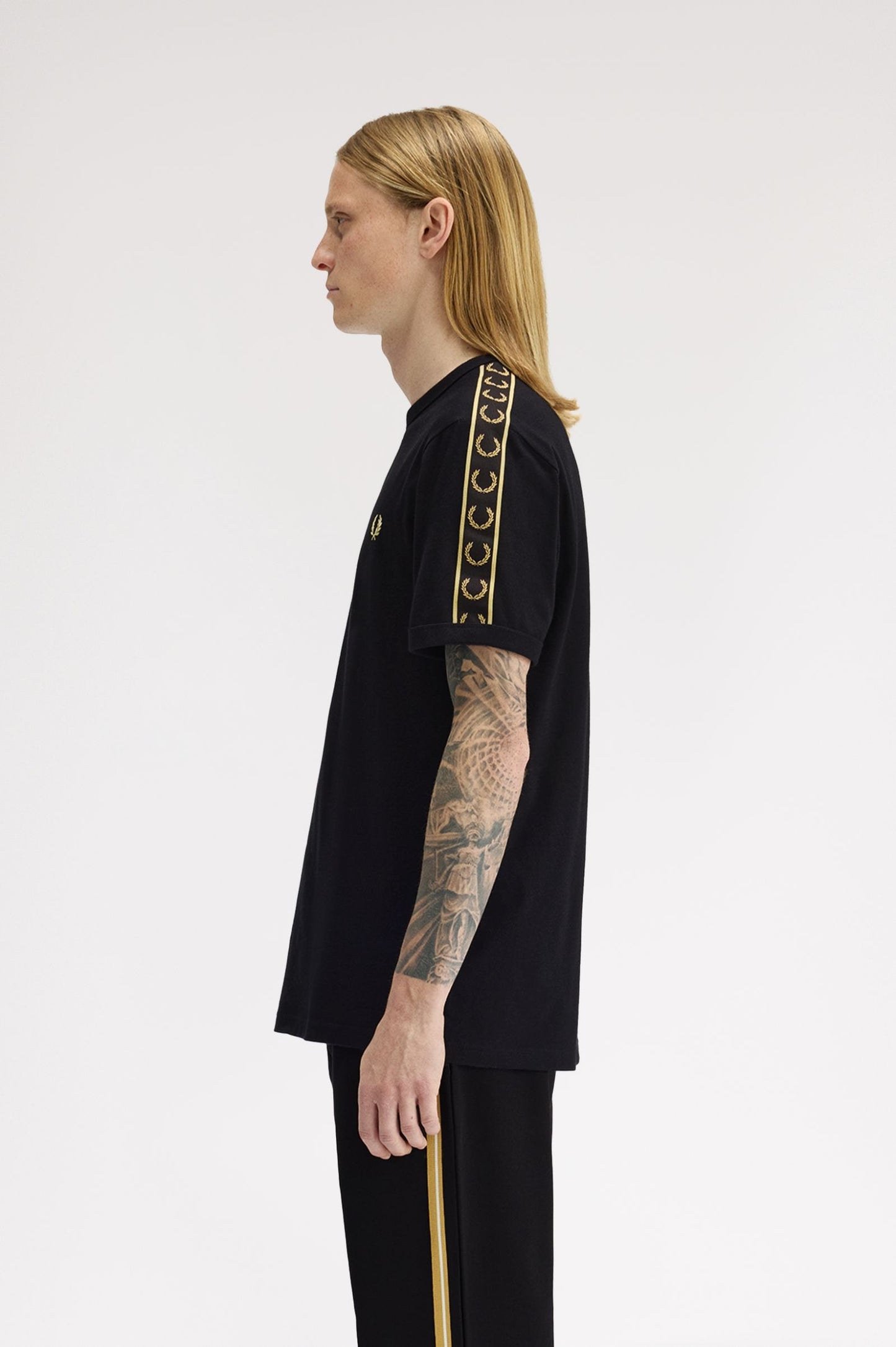 CAMISETA TAPE RINGER - NEGRO - FRED PERRY | M4613 90A
