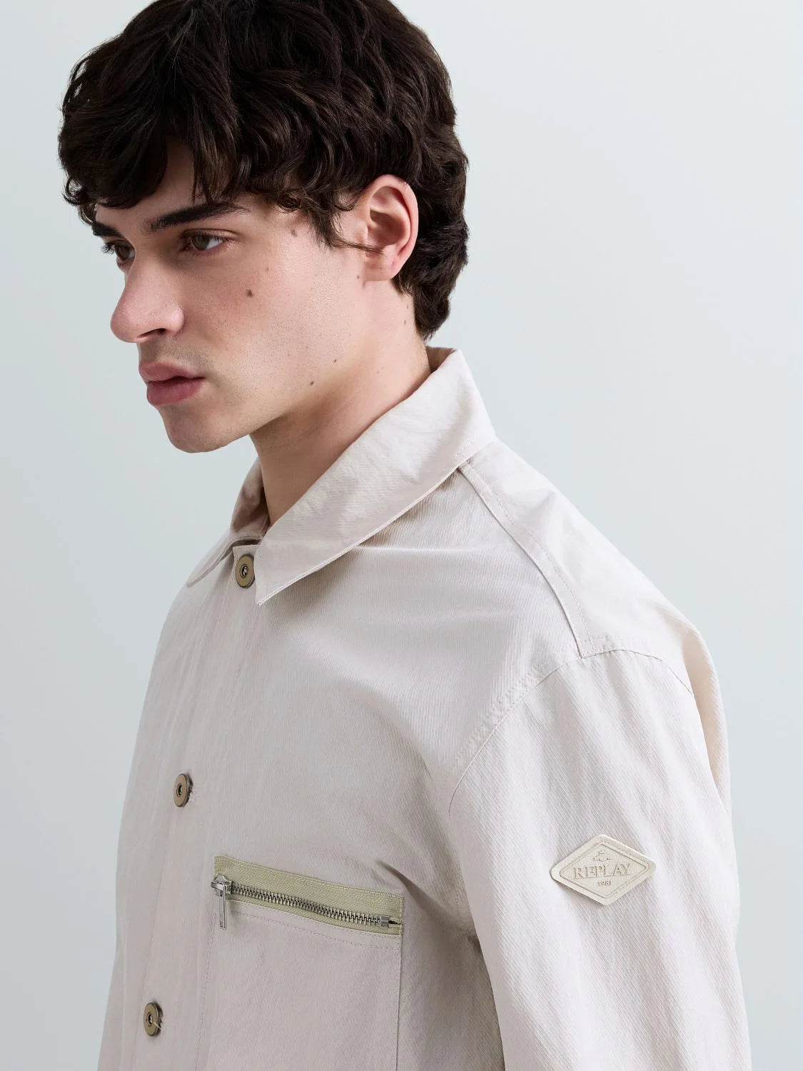 CHAQUETA REGULAR FIT CON BOLSILLOS - BEIGE - REPLAY | M8521 .000.85520