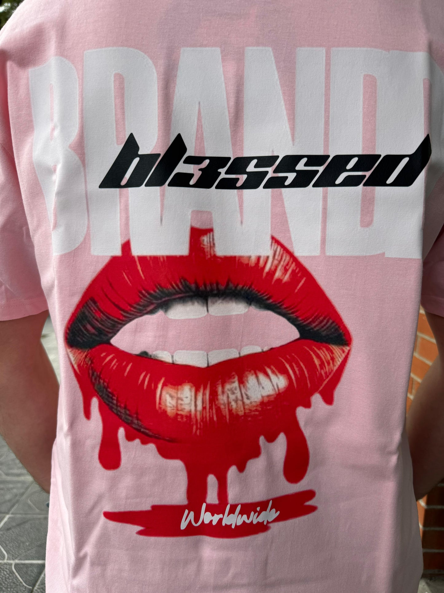 CAMISETA "LIPS" - ROSA - BLESSED BRAND