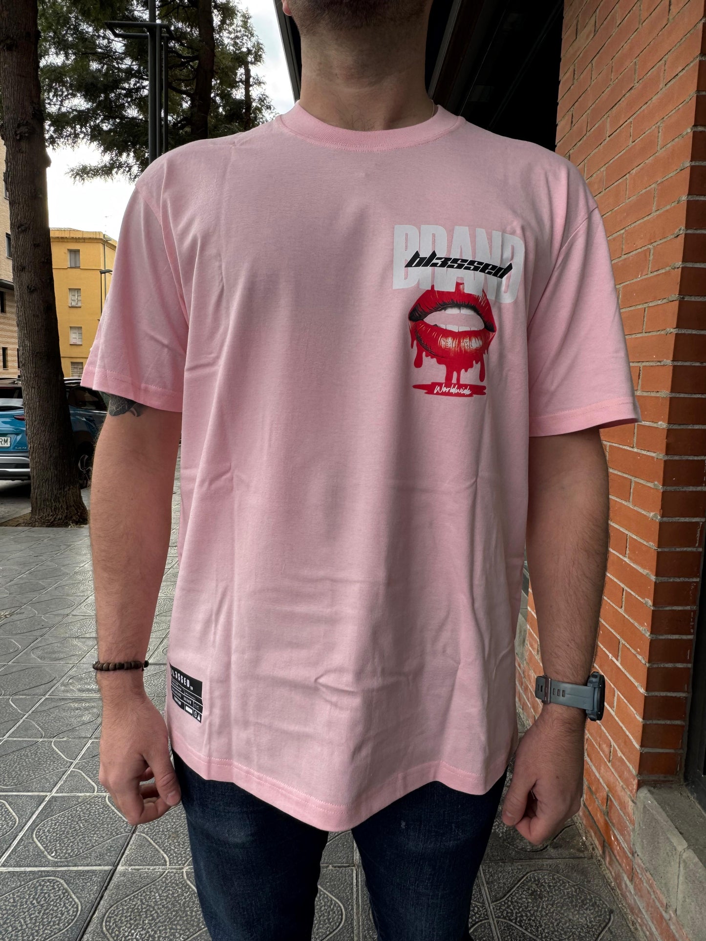 CAMISETA "LIPS" - ROSA - BLESSED BRAND