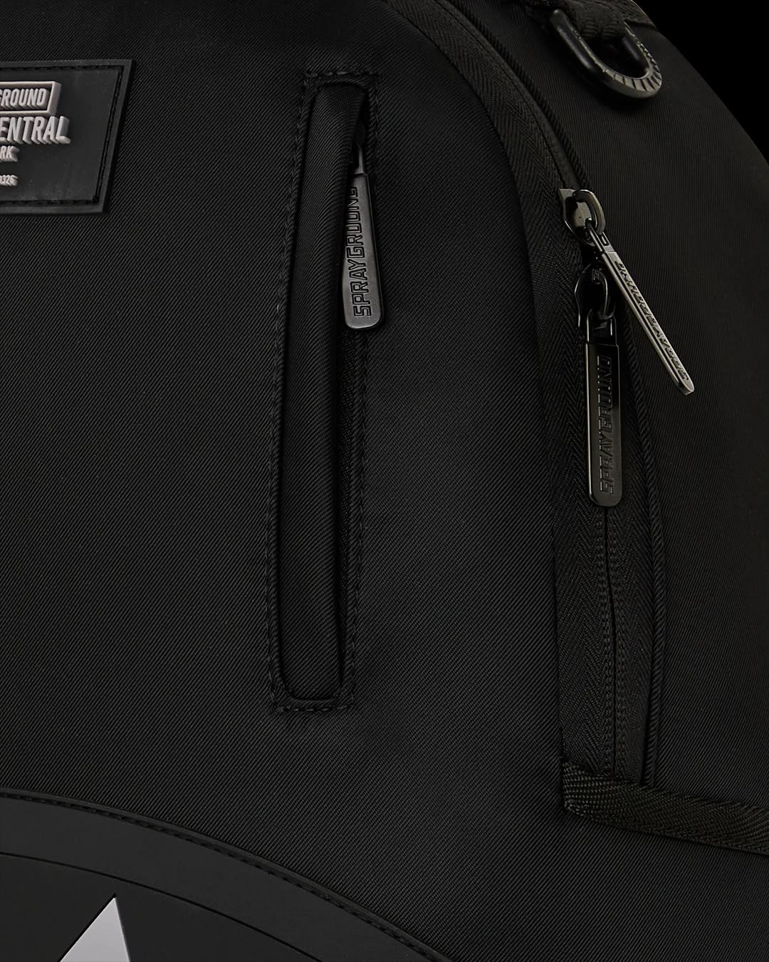 MOCHILA SHARK CENTRAL BLACK NYLON GRAY EMBOSSED BACKPACK - NEGRO - SPRAYGROUND | 910B9636NSZ