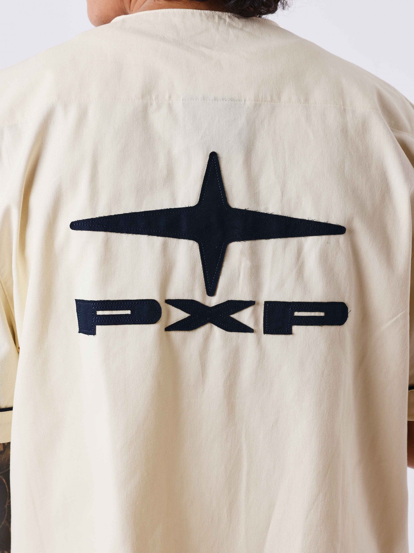 CAMISA ESTILO BÉISBOL LOGO ESPALDA - BEIGE - PROJECT X PARIS | PXP 2613019_CC