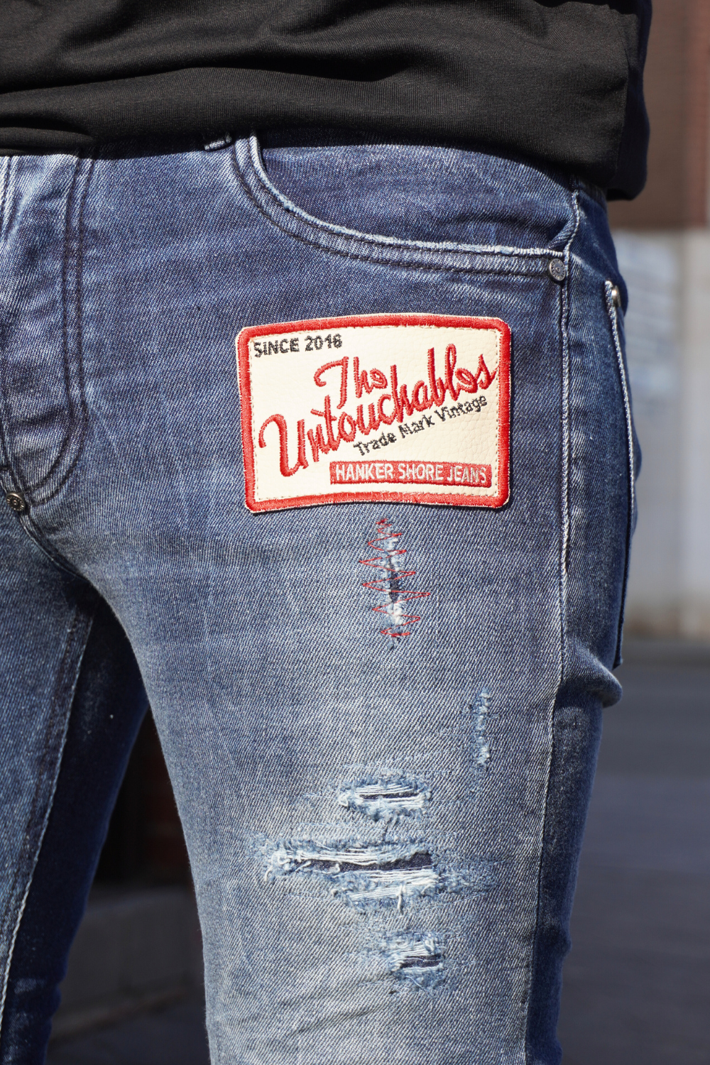 PANTALÓN VAQUERO AJUSTADO SKINNY "RED PATCH" - AZUL - THE UNTOUCHABLES | THE-2377