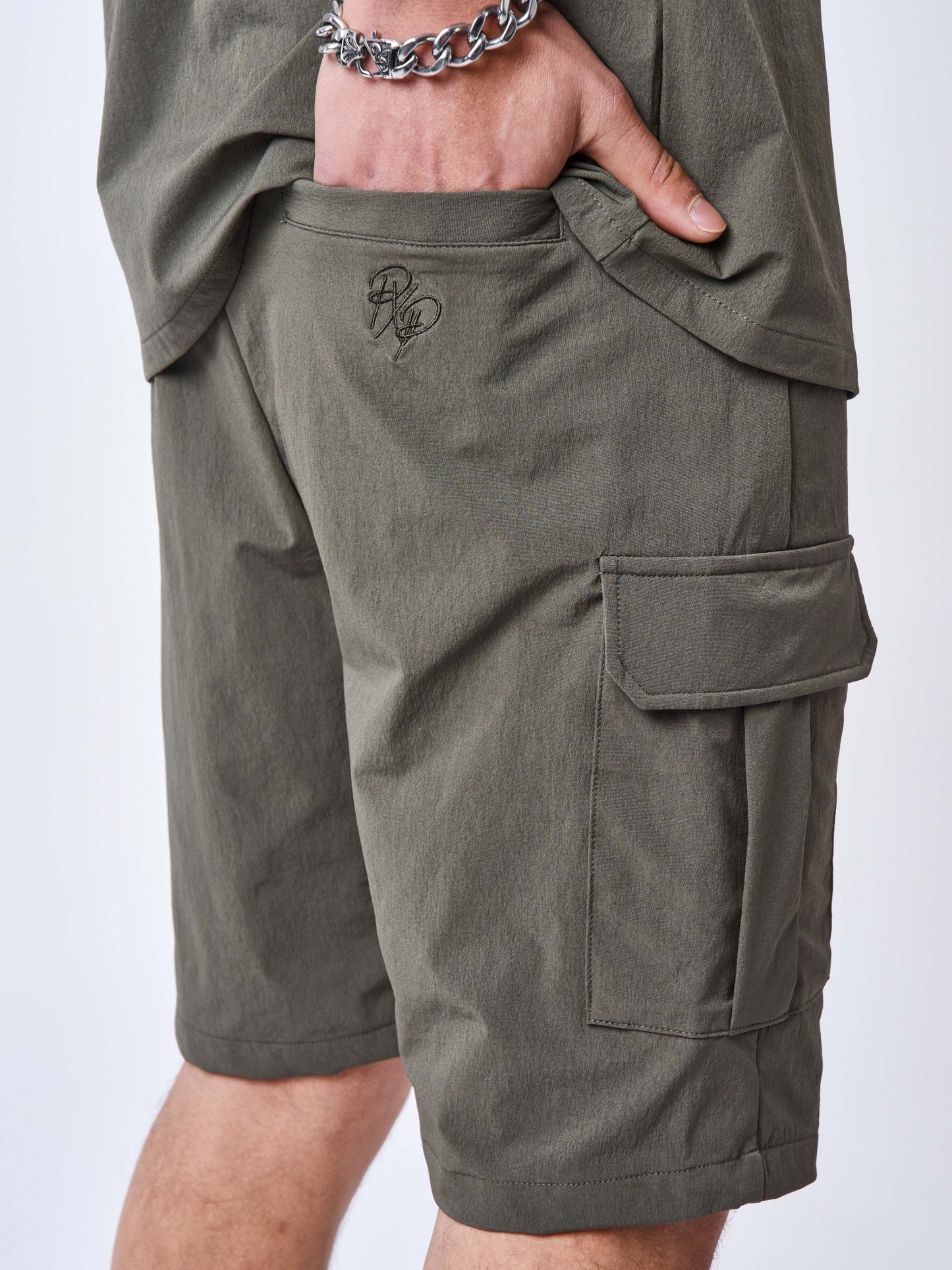 PANTALÓN CORTO LISO CON TEXTURA ESTILO CARGO - OLIVA OSCURO - PROJECT X PARIS | 2340034_OG